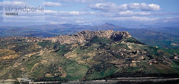 Gebäude Hügel Ansicht Luftbild Fernsehantenne Italien Sizilien