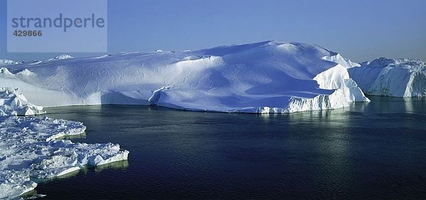 Eisberge schwimmt auf Wasser im fjord