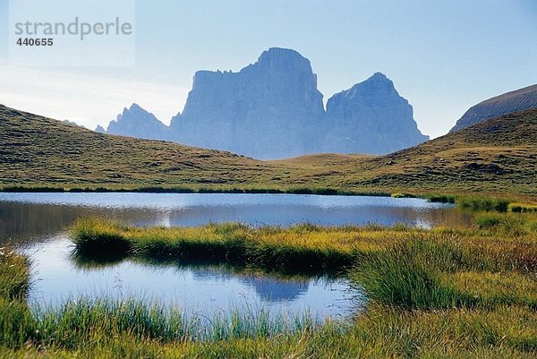 Reflexion des Berges im Wasser  Mt Pelmo  Lago Delle Baste  Veneto  Italien