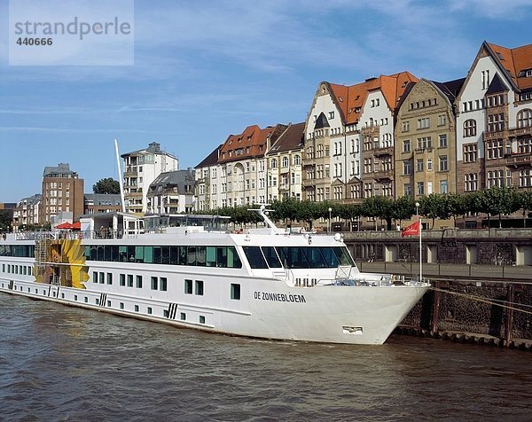 Boot ankern in Harbor  Düsseldorf  Deutschland