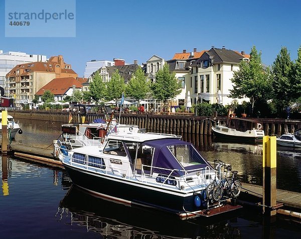 Motorboote im Hafen geparkt