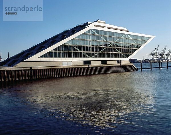 Glasgebäude bei Waterfront  Hamburg  Deutschland