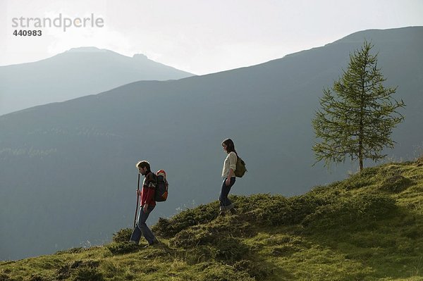 Junges Paar beim Wandern in den Bergen