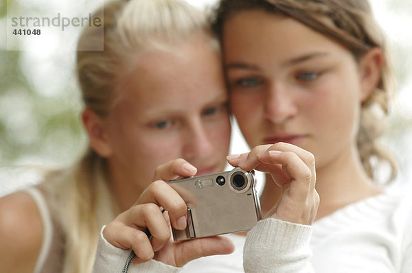 Mädchen mit Digitalkamera  Nahaufnahme