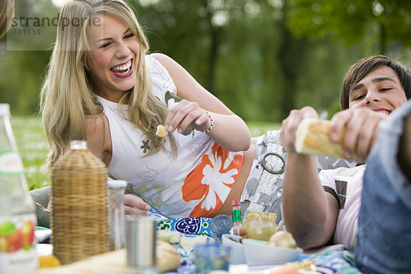 Teenager beim Picknick