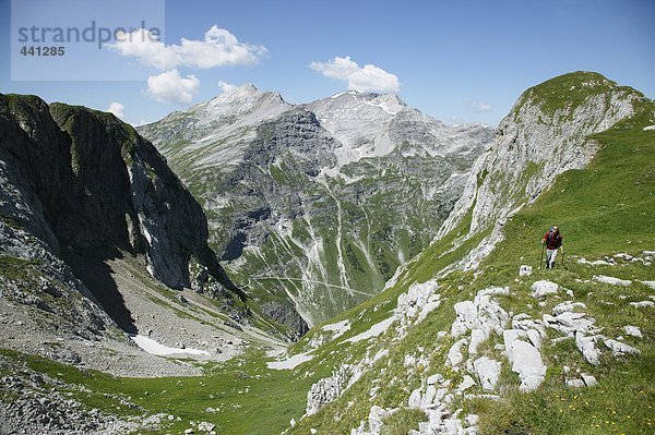 Mann beim Wandern in den österreichischen Alpen