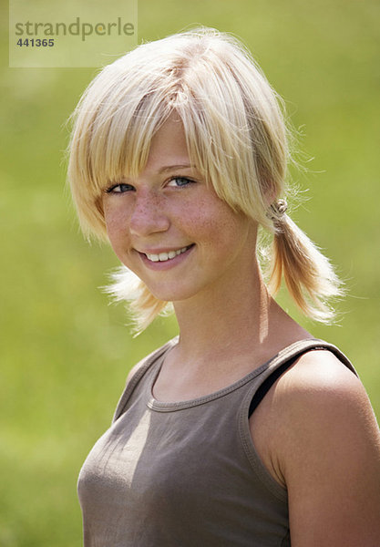 Teenager Mädchen (13-15) lächelnd  Portrait  Nahaufnahme
