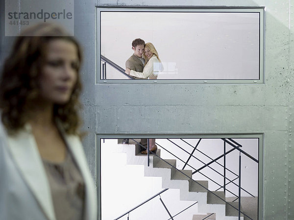 Paar auf der Treppe  (Fokus auf dem Hintergrund)