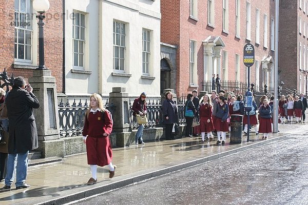 Schulkinder Wandern am Straßenrand  Dublin  Irland