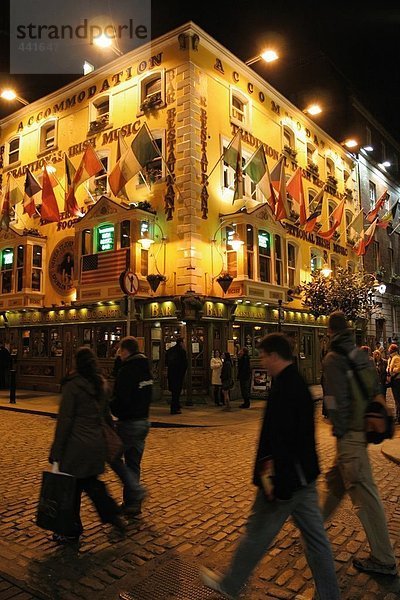 Menschen zu Fuß vor beleuchtet nachts  Dublin  Irland