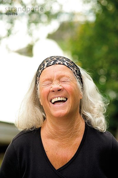 Portrait of a lachend ältere Frau.