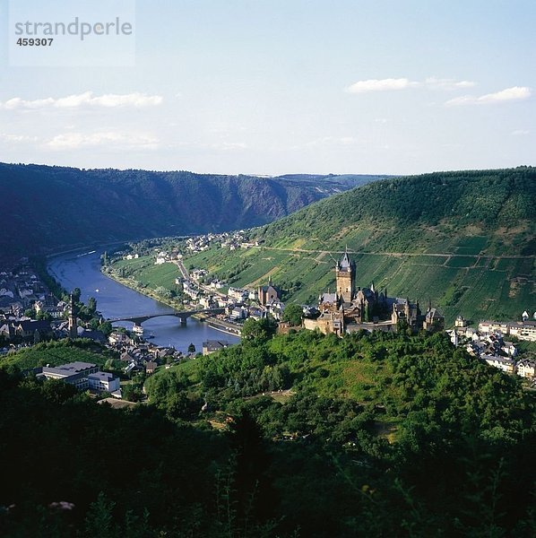 Erhöhte Ansicht der Burg auf dem Hügel  Reichsburg Schloss  Moselle River Valley  Cochem  Rheinland-Pfalz  Deutschland