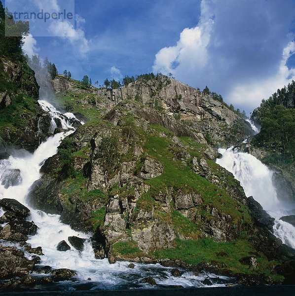 Wasserfälle im Wald  Latefoss  Hordaland  Norwegen