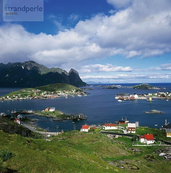 Dorf am Waterfront  Reine  Moskenesoya  Lofoten-Inseln  Nordland fylke  Norwegen