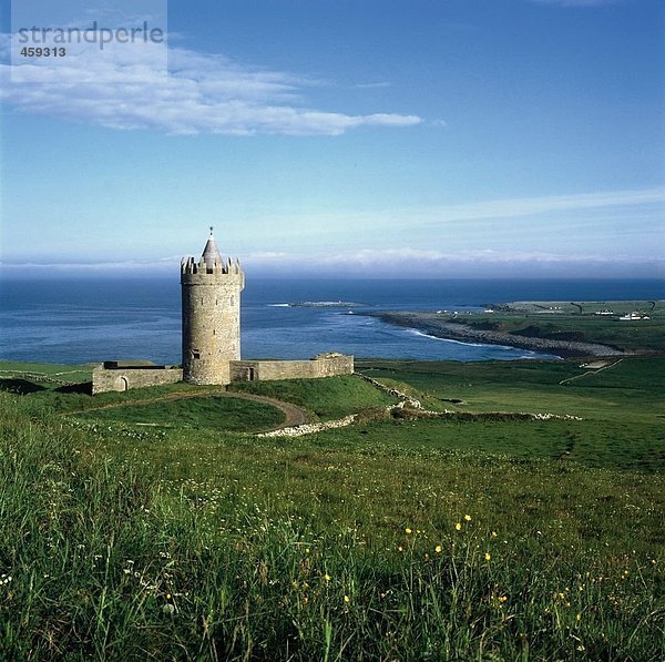 Burg auf dem Kap nahe Küste  Doonagore Schloss  Doolin  Co Clare  Irland