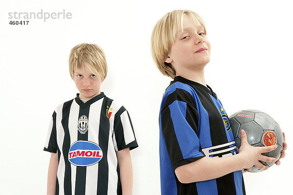 Portrait von zwei jungen Fußballspielern.