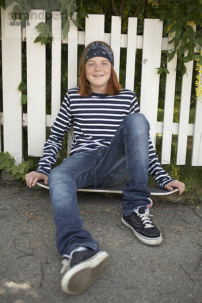Ein Junge mit einem Skateboard.