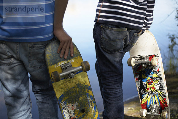 Zwei Jugendliche mit Skateboards.