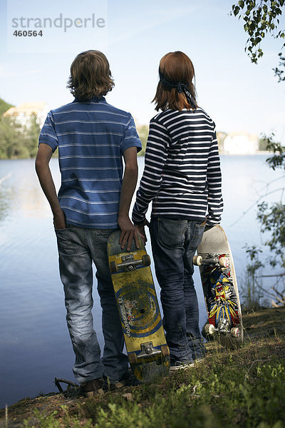 Zwei Jugendliche mit Skateboards.