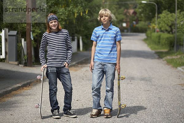 Zwei jungen mit Skateboards.