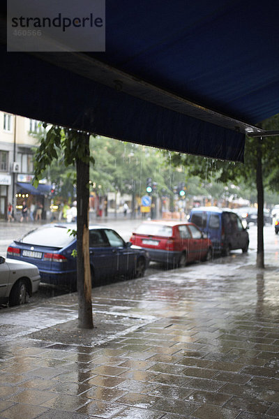 Parkenden Autos im Regen.