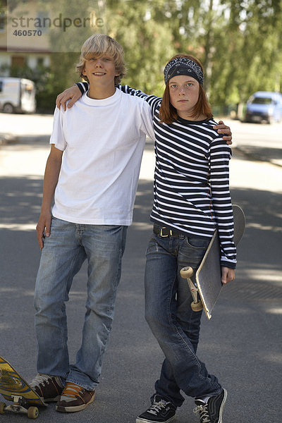 Zwei Jugendliche mit Skateboards.