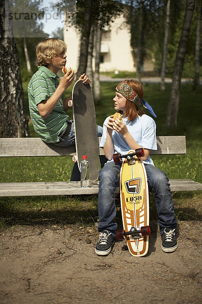 Zwei Jugendliche mit Skateboards.