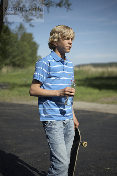 Ein Junge mit seiner Skateboard.