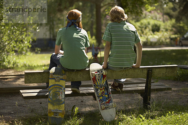 Zwei Teenager-jungen mit Skateboards.