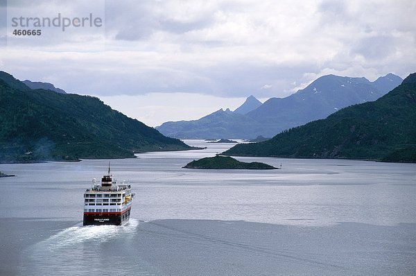 Kreuzfahrten Schiff an einem Fjord in Norwegen.