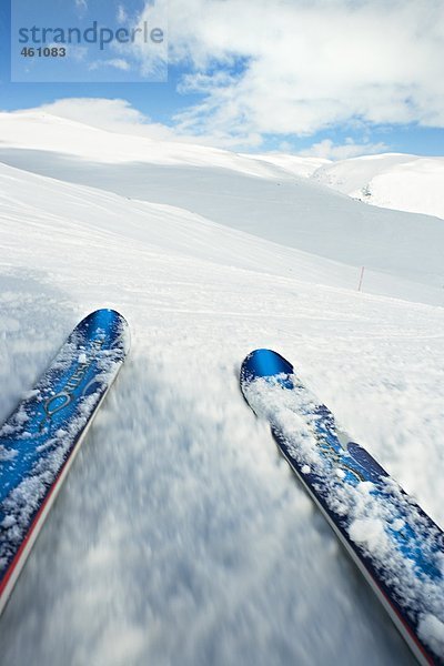 Slalom Ski in eine Skipiste.