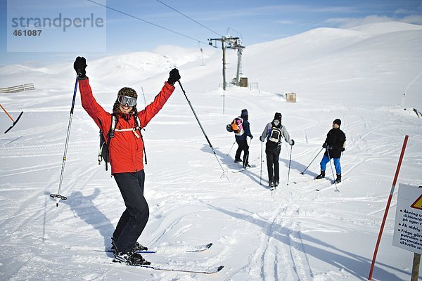 Ein glücklicher Mann Skifahren.