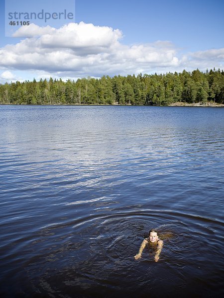 Eine Frau in einem See schwimmen.