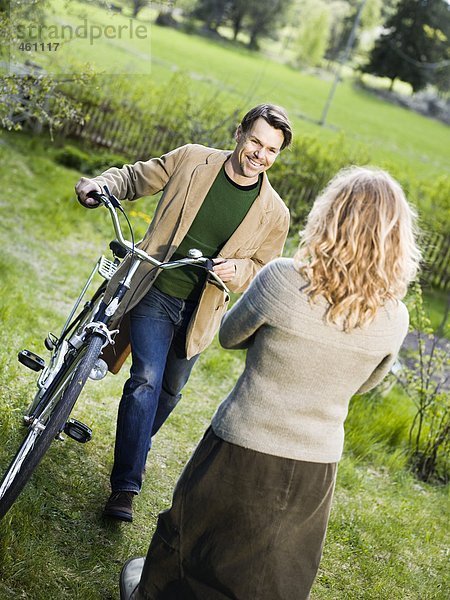 Ein Mann und eine Frau treffen außerhalb.