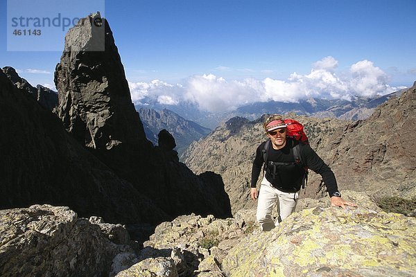 Ein Bergsteiger auf Korsika.