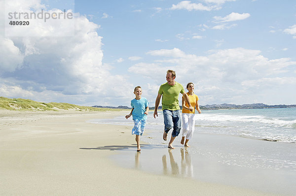 Paar ausführen mit ihrem Sohn auf Strand  Egersund  Stavanger  Norwegen