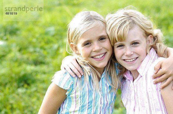 Portrait von zwei Mädchen lächelnd
