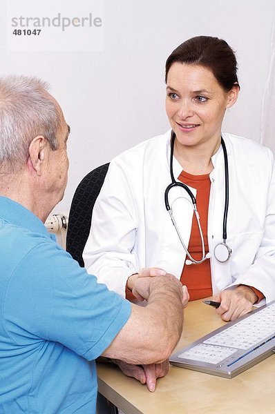 Schütteln Hand mit Patienten ärztin