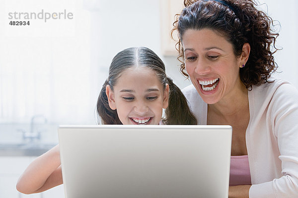 Mutter und Tochter mit einem Laptop-Computer