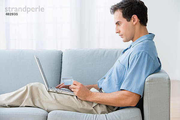 Mann mit einem Laptop zu Hause