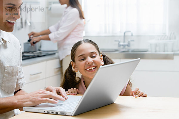 Vater und Tochter mit einem Laptop-Computer