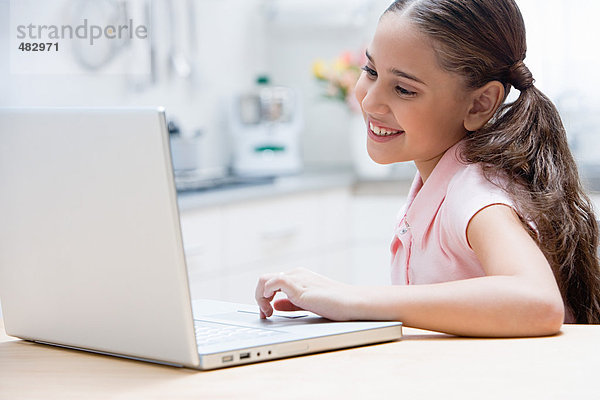 Mädchen mit einem Laptop-Computer