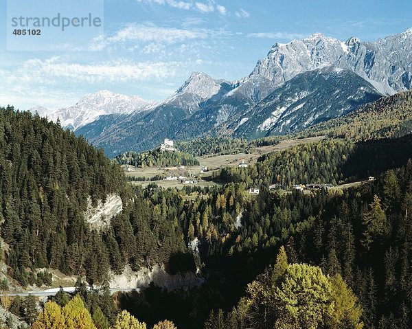 10031923  Berg Landschaft  Schloss Tarasp  Engadin  Unterengadin  Berge  Alpen  Alpen  Graubünden  Graubünden  Hügel  Swi
