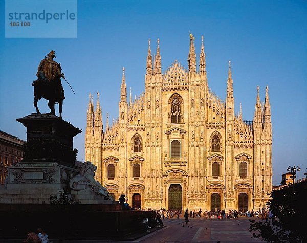 10062583  Kathedrale  Kuppel  Hauptfassade  Italien  Europa  Mailand  Fußgänger  Passant  Ort  Reiterstandbild