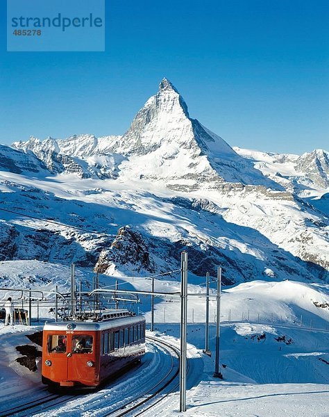 Landschaftlich schön landschaftlich reizvoll Berg Zug Matterhorn Alpen Sehenswürdigkeit Schotterstrasse Kanton Wallis