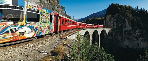10242157  Bahn  Glacier express  Zug  Graffiti-Auto  Beförderung  Landwasser zufließt  Viadukt  Berge  Alpen  Alpen  Schweiz