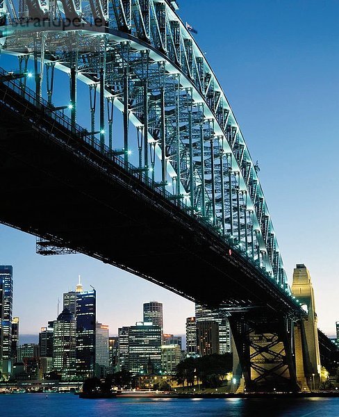 10258244  Australien  Dämmerung  Dämmerung  Harbour Bridge  in der Nacht  Skyline  Sydney  von unten