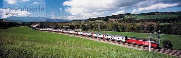 10492215  Eisenbahn  in der Nähe von Gisikon  Doppelboden Auto  gehen  Landschaft  Luzern  modern  Pilatus Links  SBB  Schweiz  Europa  Zug