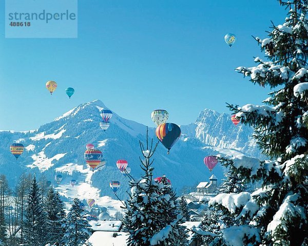 10494549  Heißluftballon  Ballonfahren  Chateau d ' Oex  internationale Ballon Woche  Schweiz  Europa  Waadt  Winter