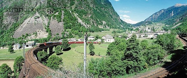 10625271  Bahn  Brusio  Glacier Express  Zug  Graubünden  Graubünden  Kurve  Panorama  SBB  Schweiz  Europa  Weitwinkel